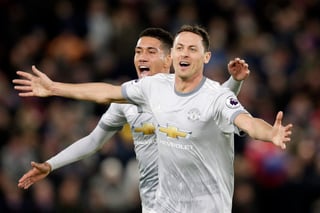 Nemanja Matic celebra luego de anotar el gol del triunfo del Manchester United en tiempo de compensación. (AP)