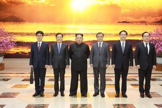 Kim y los enviados surcoreanos también intercambiaron opiniones sobre qué medidas adoptar para 'aliviar las tensiones militares entre Norte y Sur e impulsar el diálogo y la cooperación'. (EFE)