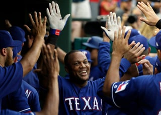 Adrián Beltré (centro) de los Rangers de Texas recibe felicitaciones.