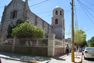 Banqueta. El Ayuntamiento colocó nueva banqueta a un costado de la zona que rodea a la iglesia de San José, por la Sarabia. (EL SIGLO DE TORREÓN)
