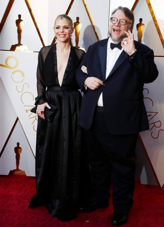Verlos juntos durante la premiación de los Oscar llamó la atención luego de que el mexicano confirmara su divorcio.  (ARCHIVO)
 