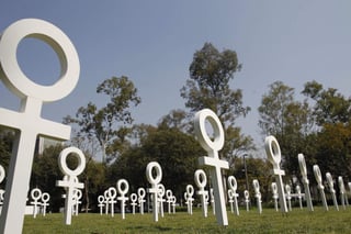 ONU Mujeres realizó una instalación de símbolos de Venus para denunciar la crudeza de los feminicidios en México. (EFE) 