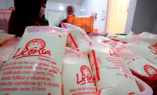 Subrayó que el apoyo beneficiará a más de ocho mil productores de leche fresca que forman parte del padrón de Liconsa y se ubican en 15 entidades del país. (ARCHIVO)