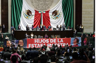 Señalados. Legisladores de Por México al Frente sacaron ayer mantas con fotos del candidato presidencial del PRI, en las que señalaron los desvíos de José Antonio Meade cuando estuvo en la Sedesol. (AGENCIA REFORMA)