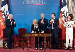 Acto. La presidenta chilena Michelle Bachelet envió al Congreso Nacional el proyecto de ley de reforma constitucional. (NOTIMEX)