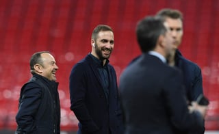 El delantero argentino de la Juventus Gonzalo Higuaín (2-i) reacciona durante la inspección del césped del estadio Wembley. (EFE)