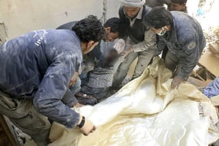 Violento. Rescatistas levantan el cuerpo de un hombre sirio que murió en un bombardeo. (AP)