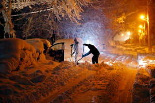 Complicado. Residentes sobre  Mills Street, tratan de limpiar su automóvil que se encuentra debajo de varios centímetros de nieve que cayeron ayer en Morristown, Nueva Jersey. (AP)