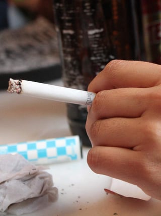 El tabaco le cuesta cada año unos 2 billones de dólares a la economía internacional, lo que supone alrededor del 2 % del producto interior bruto (PIB), según un informe presentado hoy en la Conferencia Mundial sobre Tabaco o Salud (WCTOH, en sus siglas inglesas). (ARCHIVO)