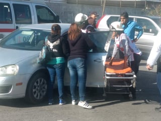 Paramédicos de la Cruz Roja arribaron al lugar para atender al conductor del vehículo sedán.  (EL SIGLO DE TORREÓN) 
