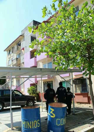 En la víspera del Día Internacional de la Mujer, una joven estudiante fue asesinada ayer en su departamento con al menos 15 puñaladas en Salina Cruz, mientras que una mujer fue enterrada clandestinamente en el municipio de Villa de Tututepec, reportaron corporaciones de seguridad pública. (TWITTER)