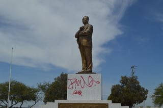 Jóvenes realizaron pintas de graffiti en la base del monumento, mismo que marca el sitio en el que se realizó el reparto agrario en la región, entre los años de 1936 a 1938. (EL SILGO DE TORREÓN)