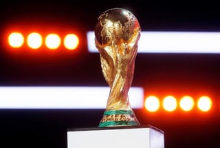 Más de 50 países recibirán el codiciado objeto, pero México será donde más días esté el “Tour del trofeo Copa Mundial de la FIFA Rusia 2018”, mismo que permitirá a miles de aficionados estar cerca del mismo y tomarse una fotografía. (ARCHIVO)