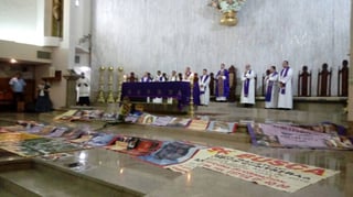 Eucaristía. Familiares de víctimas colocaron las fotografías de sus desaparecidos en el altar. (EL SIGLO DE TORREÓN)