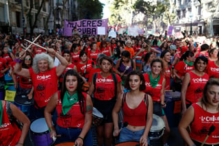 Unidas.  Miles de activistas se manifiestan en las inmediaciones del Congreso argentino con motivo del Día Internacional de la Mujer. (EFE)