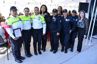Ganadoras. Dan reconocimientos a 3 mujeres de Policía Municipal, 3 de Vialidad y otras 3 de las áreas administrativas de la DSPM. (FERNANDO COMPEÁN)