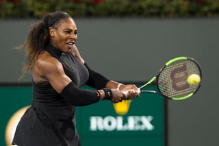 La estadounidense Serena Williams devuelve la pelota a la kazaja Zarina Diyas, durante el Abierto BNP Paribas. Serena vuelve a la gira y gana en Indian Wells