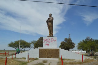 Falta de respeto. El monumento a Cárdenas sufrió rayones de grafiti en su base de concreto. (EL SIGLO DE TORREÓN/ROBERTO ITURRIAGA)