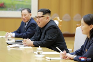 El líder norcoreano le dijo también al grupo que si el presidente Moon 'mantiene la comunicación' con él, la crisis en la península coreana 'se solventará fácilmente'. (ARCHIVO)