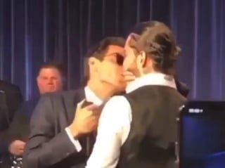 Maluma sigue repartiendo besos en pleno escenario. (ESPECIAL)
