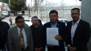 El alcalde de General Cepeda, Juan Gilberto Salas Aguirre, acudió a la Procuraduría General de la República (PGR), a denunciar a autoridades de la pasada administración municipal. (EL SIGLO DE TORREÓN)