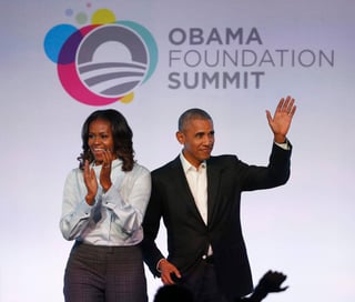 La pareja en Chicago durante la primera sesión de su 'Fundación Obama'. (AP)