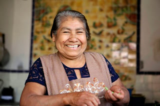 Inspiración. Estela Fabián trabaja como cocinera en un taller de artesanos en la comunidad de San Martín Tilcajete.   