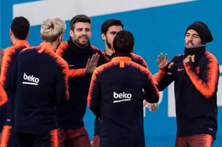 Los jugadores del FC Barcelona, Suárez (d), Messi (de espaldas) y Pique (2i), entre otros, durante entrenamiento que el FC Barcelona ayer en la ciudad deportiva Joan Gamper. (EFE)   
