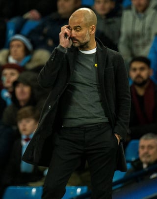 La Asociación Inglesa multó al técnico de Manchester City, Pep Guardiola, por utilizar una cinta amarilla en respaldo de políticos catalanes. 