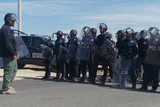 Hubo un enfrentamiento entre personas que se oponen a la instalación de una planta de cianuro y agentes municipales y estatales en el poblado El Siete. (EL SIGLO DE TORREÓN)