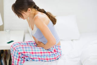 Los principales síntomas de este padecimiento son dolor que irradia desde el estómago bajo del lado derecho y provoca náuseas, vómito y en ocasiones fiebre. (ARCHIVO)