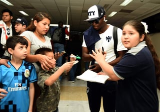 Los jugadores de Monterrey firmaron algunos autógrafos y se tomaron fotografías con aficionados a su llegada a Torreón. (Jesús Galindo)
