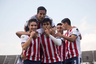 El juvenil canterano de las Chivas, José Juan Macías, celebra el gol con sus compañeros.