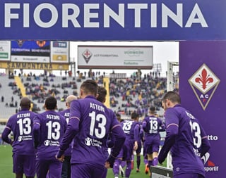 Los jugadores de Fiorentina salieron al campo con una playera homenaje a su excapitán, Davide Astori, quien falleció el fin de semana pasado.
