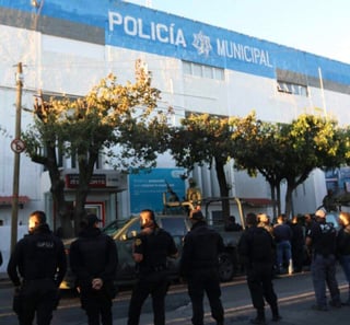 En una acción coordinada con el Ejército Mexicano, la Policía Federal (PF), la Procuraduría General de la República (PGR) y la Fiscalía General del Estado tomaron el control de la policía municipal a 7:30 horas de este domingo. (TWITTER) 