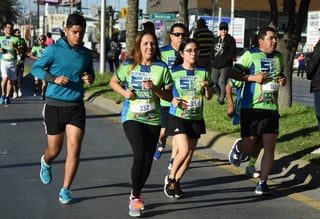 La distancia de 5 kilómetros, permitió que personas de todas las edades la corrieran.  (Fotos de Jesús Galindo L.)