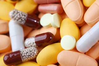 Entre tres y cinco por ciento de los casos de enfermedad renal crónica (ERC) pediátrica se deben al abuso de fármacos, como el paracetamol, naproxeno y aspirina, entre otros. (ARCHIVO)