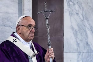 Al cumplirse el martes el quinto aniversario de su pontificado, Francisco está siendo criticado por el tipo de causas que defiende y por las que ha ignorado. (ARCHIVO)
