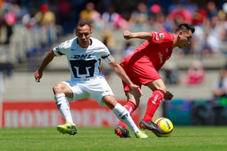 Marcelo Díaz (frente) disputa un balón con Antonio Ríos (lado) en el partido de jugado ayer correspondiente a la jornada 11 del Clausura 2018. (Jam Media)