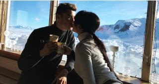 El futbolista y la modelo posan muy románticos para la foto. (Instagram)