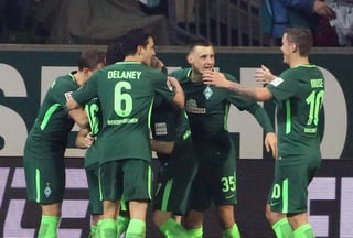 Los jugadores del Werder Bremen celebran el segundo tanto en la victoria ante Colonia. (EFE)
