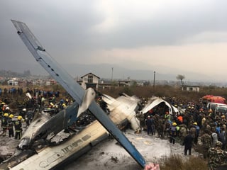 Fuego. La aeronave derrapó en su aterrizaje y sufrió una fuerte colisión que originó un incendio. (AP)