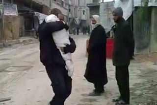 Dolor. Un hombre abraza el cuerpo de su pequeño hijo que murió en uno de los bombardeos en Guta Oriental. (AP)