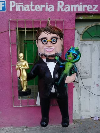 Diseño. Con sólo 800 pesos, quien lo desee puede tener en su casa y como adorno a Guillermo del Toro en forma de piñata.