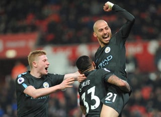Manchester City se encamina sin problemas a la obtención del título en la Liga Premier Inglesa, al dar cuenta 2-0 del Stoke City como visitante.