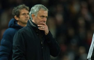 José Mourinho y el Manchester United perdieron con Sevilla y se despidieron de la Champions. (EFE)