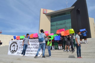 Queja. 'Si hubiera soluciones, no habría marchas ni plantones', gritaban los estudiantes que llegaron a la Plaza Mayor. (EL SIGLO DE TORREÓN)