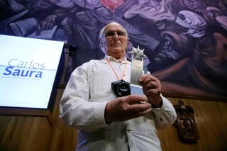 Reconocimiento. El cineasta Carlos Saura recibió el Premio Mayahuel en el FICG.
