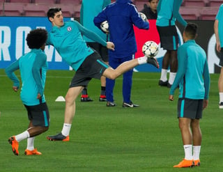 El delantero del Chelsea Álvaro Morata (c) controla el balón durante el entrenamiento que realiza el equipo en el Camp Nou de Barcelona, en la víspera del partido de vuelta de octavos de final de la Liga de Campeones. (EFE)