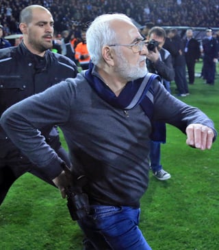 El dueño del club PAOK, el empresario Ivan Savvidis, toma su pistola enfudada al ingresar a la cancha. Fiscalía investigará al dueño armado